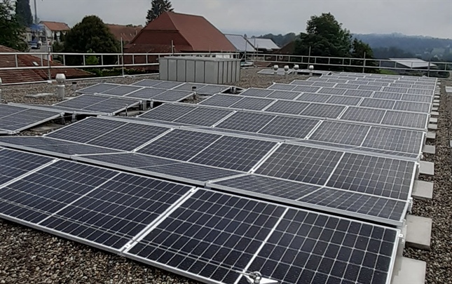 Das Bild zeigt eine Foto von der Photovoltaikanlage Stampfistrasse in Fulenbach