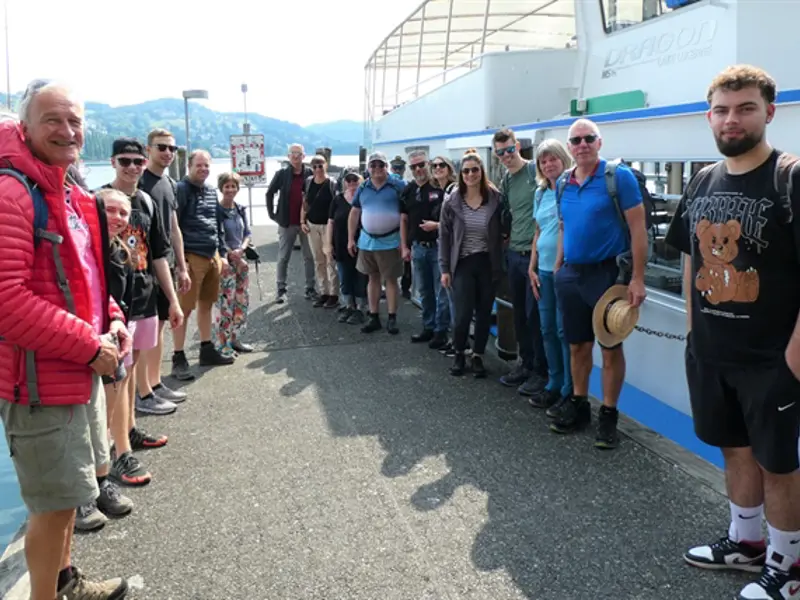 Das Bild zeigt eine Foto des Aare Elektroplan Teams beim Geschäftsausflug am Vierwaldstättersee
