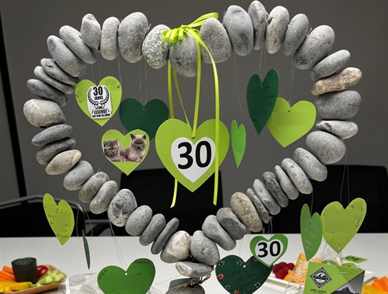 Das Bild zeigt eine Foto von einem Herz aus Steinen, welches das Geschenk zum Jubiläum war