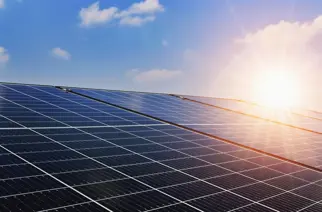 Das Bild zeigt eine Foto mit Solarpanels